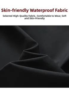 Nahaufnahme der wasserdichten schwarzen Stoffstruktur der Kapuzenjacke für Herren