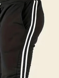 Vue détaillée du pantalon de jogging noir avec deux bandes blanches et poche latérale