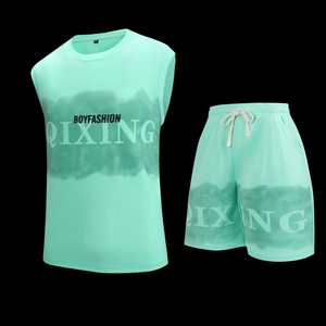 Dettaglio del set sportivo in mesh verde menta con pantaloncini a coulisse e stampa
