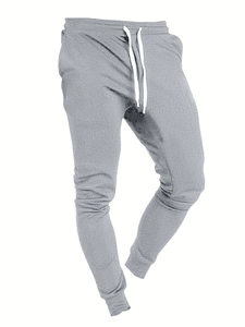 Détail de la taille à cordon et des poignets côtelés sur ce pantalon de jogging gris