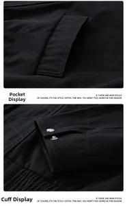 Detailaufnahme von Tasche und Ärmelbündchen der schwarzen Arbeitsjacke mit Silberknopf