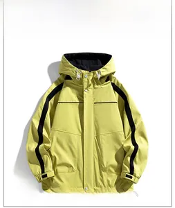 Detailansicht der senfgrünen Windjacke mit schwarzen Ärmelstreifen und verstellbaren Bündchen
