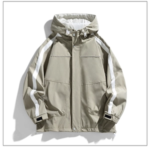 Detail der winddichten Kapuzenjacke mit weißen Seitenstreifen und verstellbarem Saum