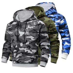 Vue détaillée des sweats à capuche camouflage avec broderie USA et poignets côtelés