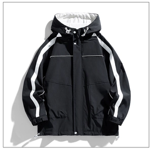 Nahaufnahme der wasserdichten Kapuzenjacke mit Kordelzug und Kontrastfarben-Design