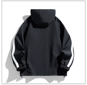 Rückansicht einer schwarzen Kapuzen-Windjacke mit weißen Streifen und verstellbarem Kordelzug