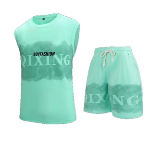 Completo sportivo da uomo con canotta senza maniche e pantaloncini in verde menta