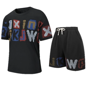 Ensemble de sport noir avec t-shirt imprimé lettres et short à cordon de serrage