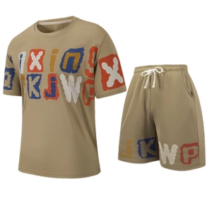 Ensemble de sport kaki pour homme avec t-shirt et short à imprimé graffiti et style urbain