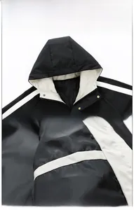 Detailansicht der Herren-Colorblock-Jacke mit Innentasche und Metallschnappverschlüssen