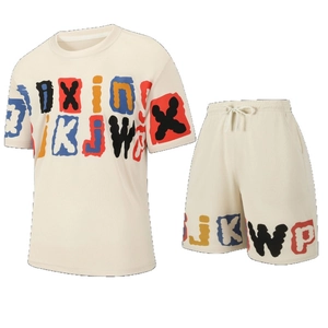 Ensemble de sport pour hommes en maille avec imprimé graffiti coloré sur tissu crème