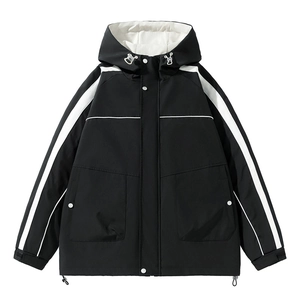 Winddichte Herrenjacke mit Kapuze, Kontraststreifen und funktionellen Taschen