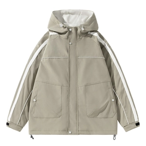 Khakifarbene Herrenjacke mit Kapuze, weißen Kontraststreifen und verstellbarem Saum