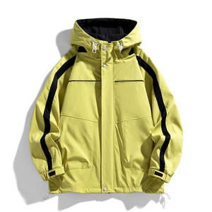 Leuchtend gelbe Windjacke für Herren mit schwarzen Kontraststreifen an den Ärmeln und Kapuze