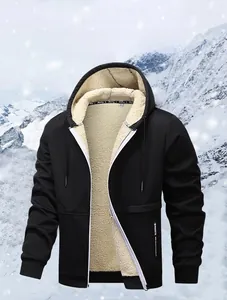 Detail der Winterkapuzenjacke mit dickem beigem Fleecefutter und schwarzer Außenschicht