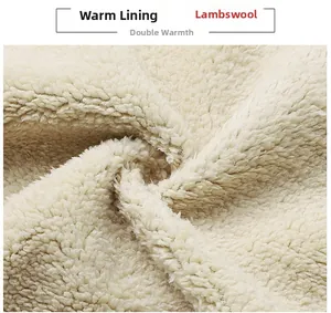 Detailaufnahme des beigen Lammwollfutters mit warmer und weicher Fleece-Struktur