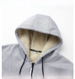 Detailansicht der Winterkapuzenjacke mit warmem Fleecefutter, Metall-Reißverschluss