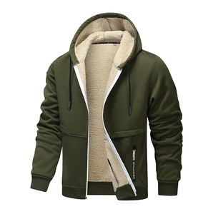 Detail der Winterjacke mit Kapuze, dunkelgrünem Stoff und beigem Lammfell-Futter