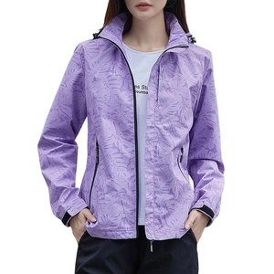 Coupe-vent de randonnée pour femme violet à motif camouflage, capuche et tissu imperméable