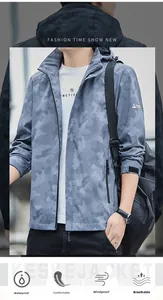 Détail de la veste à capuche camouflage bleu avec tissu imperméable et logo sur manche
