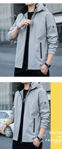 Détail de la veste à capuche gris clair avec fermeture éclair noire et écusson de manche