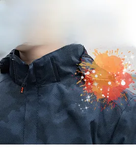 Détail de la veste d'extérieur bleu marine avec tissu à texture en nid d'abeille antitache