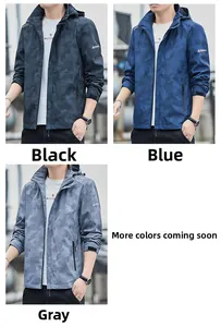 Détails de la veste à capuche outdoor avec texture camouflage et poignets réglables