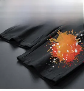 Dettaglio dei pantaloni sportivi neri con tecnologia antimacchia e idrorepellente