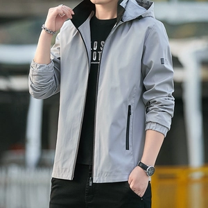Veste à capuche gris clair pour hommes avec col contrasté noir et poches zippées style urbain