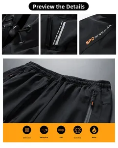 Dettaglio dei pantaloni sportivi neri da uomo antivento con coulisse e logo