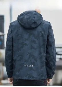 Détail du tissu de veste outdoor camouflage bleu avec mesh et icônes fonctionnelles