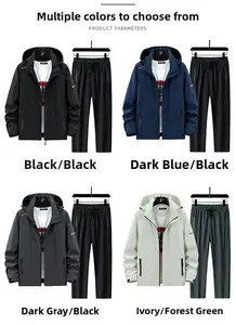 Completo sportivo da uomo con giacca con cappuccio e pantaloni in quattro varianti colore