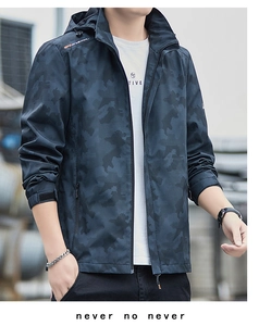 Détail de la veste coupe-vent bleu marine avec texture camouflage pixelisée et capuche