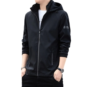 Veste noire à capuche pour homme avec fermeture éclair et détail sur la manche