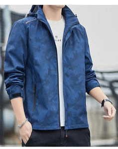 Détail de veste d'extérieur camouflage bleu avec poignets velcro et fermeture zippée pratique