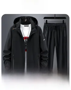 Dettaglio del set giacca a vento impermeabile nera con cappuccio e pantaloni sportivi