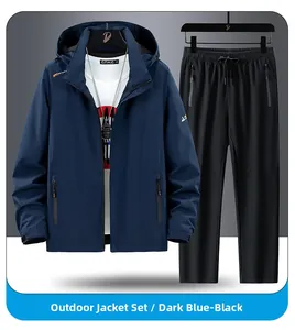 Dettaglio del set giacca a vento outdoor con giacca blu navy e pantaloni neri