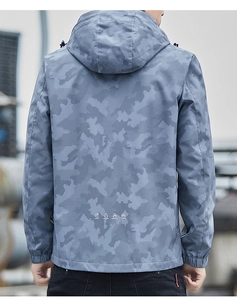 Détail d'une veste à capuche camouflage gris avec texture quadrillée et poignets élastiques