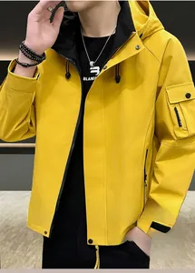 Détail de la veste à capuche jaune vif avec poche sur la manche et cordon de serrage