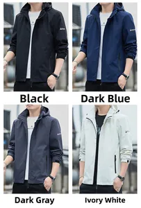 Dettagli di giacche a vento con cappuccio in nero, blu, grigio e avorio con tasche zip