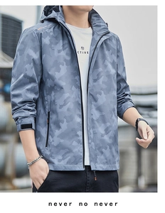 Détail d'une veste outdoor camouflage gris avec tissu en mesh respirant et poignets à velcro