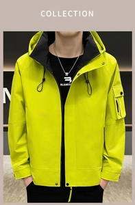 Détail de la veste à capuche vert fluo avec poche utilitaire sur le bras et cordons