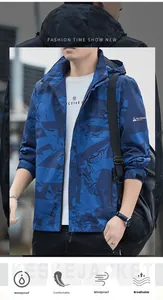Detail der wasserdichten Outdoor-Jacke mit blauem Camouflage-Muster und Klettbündchen
