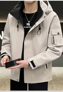 Détail de la veste à capuche beige clair avec poche fonctionnelle sur la manche et écusson