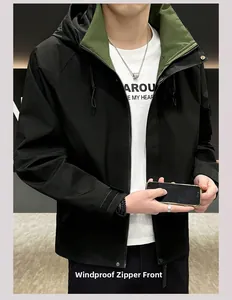 Détail d'une veste à capuche pour hommes avec zip coupe-vent et doublure verte