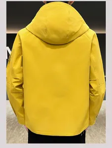 Vue arrière d'une veste à capuche jaune vif pour homme avec un design épuré et minimaliste