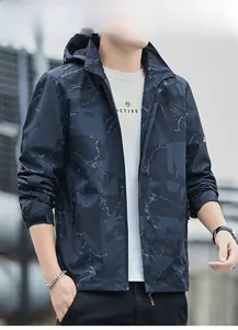 Detail der wasserfesten Windjacke mit blauem Marmordruck und verstellbaren Ärmelbündchen