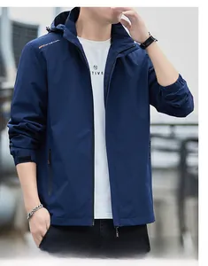 Dettaglio della giacca outdoor blu con testo SPORTWEAR, tasca con zip e polsini regolabili