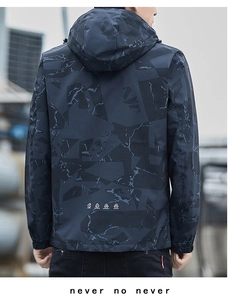 Detailansicht der dunkelblauen Herren-Windjacke mit geometrischem Print und Funktionsgrafik