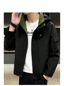 Détail de la veste à capuche avec doublure contrastée vert militaire et cordon au col